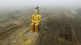 гигантская золотая статуя Мао