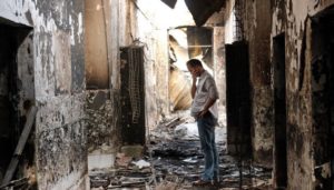 Обугленные остатки больницы "Врачей без границ" в афганском Кундузе