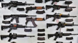 Витрина с оружием в одном из магазинов штата Колорадо, США